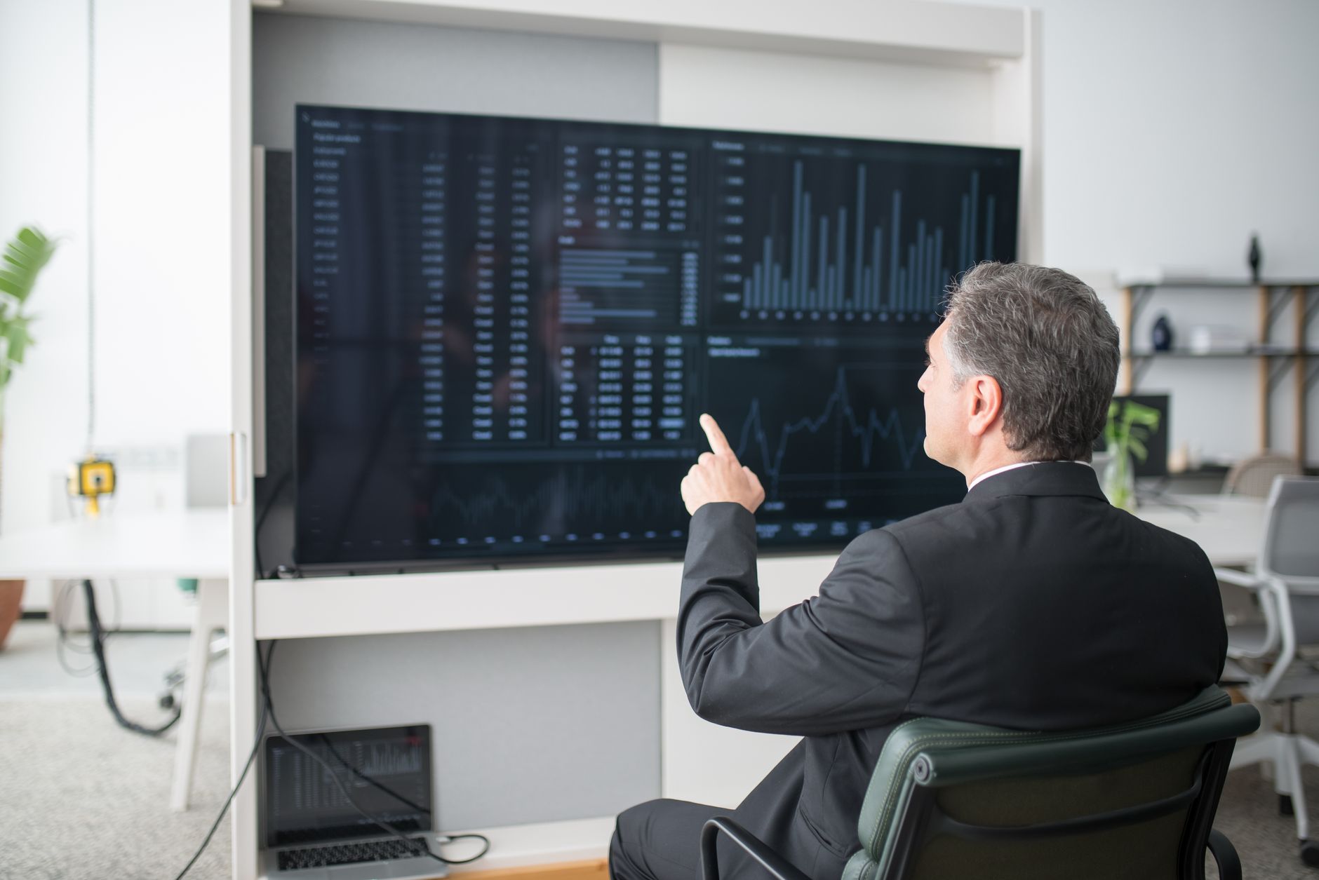 Data metric scorecard tracking
